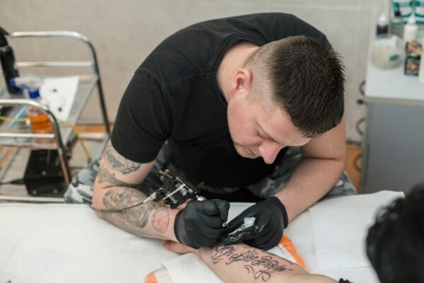Masło do tatuażu – klucz do perfekcyjnej pielęgnacji skóry po tatuowaniu